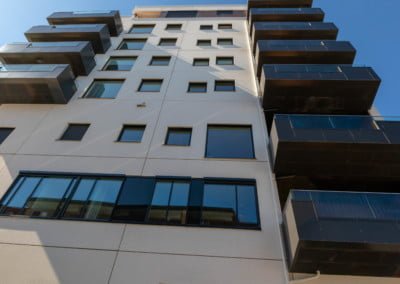 2*sst/solgl 70-35/laminert/lydgl-Ral 7021 -rekkverk Kraft